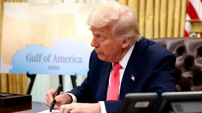 El presidente Donald Trump firma órdenes ejecutivas en el Despacho Oval de la Casa Blanca el 6 de marzo de 2025. (Alex Wong/Getty Images)