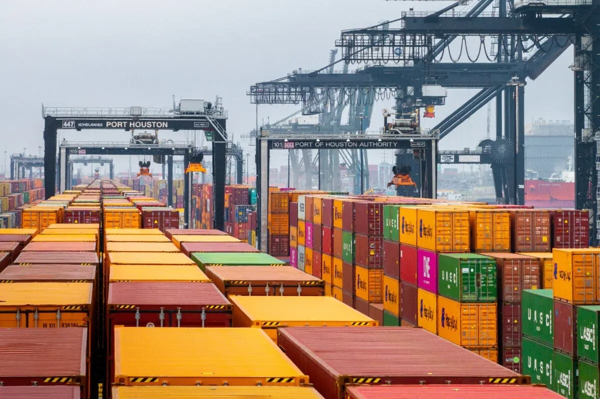 En una vista aérea, contenedores de transporte se organizan en el Puerto de Houston de la Autoridad en Houston, Texas, el 10 de febrero de 2025. (Brandon Bell/Getty Images)