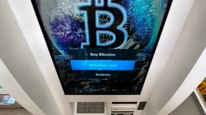El logotipo de Bitcoin aparece en la pantalla de un cajero automático de criptomonedas en Salem, N.H., el 9 de febrero de 2021. (Charles Krupa/AP Photo)