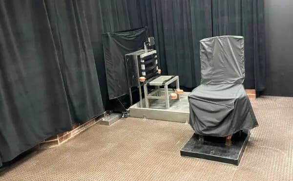 Una cámara de muerte en Carolina del Sur, que incluye la silla eléctrica (D) y una silla para el pelotón de fusilamiento en una foto de archivo. (Departamento de Correcciones de Carolina del Sur vía AP).