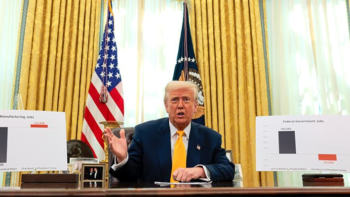 El presidente de EE. UU., Donald Trump, pronuncia unas palabras sobre el informe de empleo desde el Despacho Oval de la Casa Blanca el 7 de marzo de 2025 en Washington, D. C. (Anna Moneymaker/Getty Images)