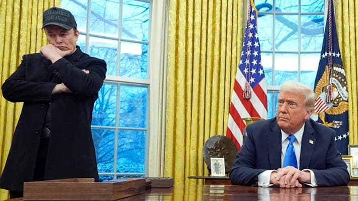 Elon Musk escucha mientras el presidente Donald Trump habla con los periodistas en el Despacho Oval de la Casa Blanca, el 11 de febrero de 2025. (Alex Brandon/AP Photo)
