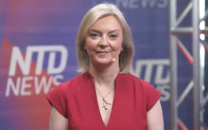 Ex primera ministra del Reino Unido, Elizabeth Truss durante la CPAC 2025 en Washington, D.C. (Líderes del Mundo Hispano)