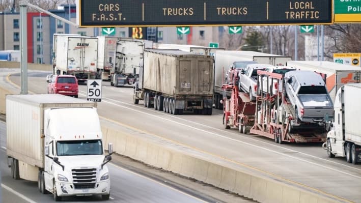 Camiones esperan para cruzar el puente Bluewater, que une Sarnia (Canadá) con Port Huron (Michigan), el 29 de enero de 2025. (Geoff Robins/AFP vía Getty Images)