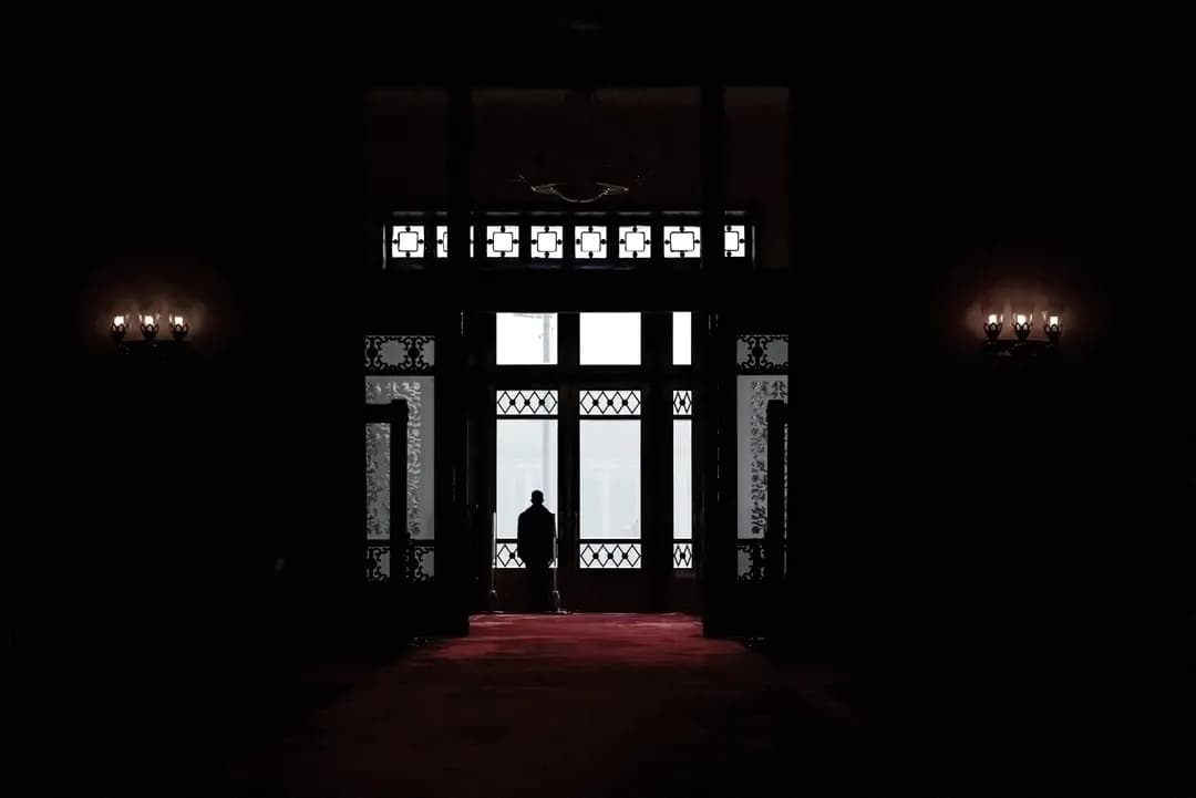 Un guardia de seguridad se encuentra en la entrada del Gran Palacio del Pueblo en Beijing el 13 de marzo de 2018. (Wang Zhao/AFP a través de Getty Images)