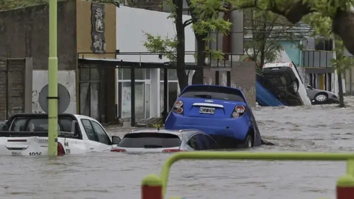 Los vehículos quedaron inundados luego de que una poderosa tormenta azotara la ciudad de Bahía Blanca, 600 km al sur de la capital de Argentina, el 7 de marzo de 2025. (Pablo Presti/AFP vía Getty Images)