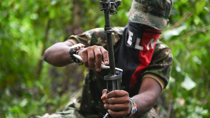 Un miembro del frente Ernesto Che Guevara, perteneciente a la guerrilla del Ejército de Liberación Nacional (ELN), limpia su arma en la selva del Chocó, Colombia, el 25 de mayo de 2019. (Raul Arboleda/AFP vía Getty Images)