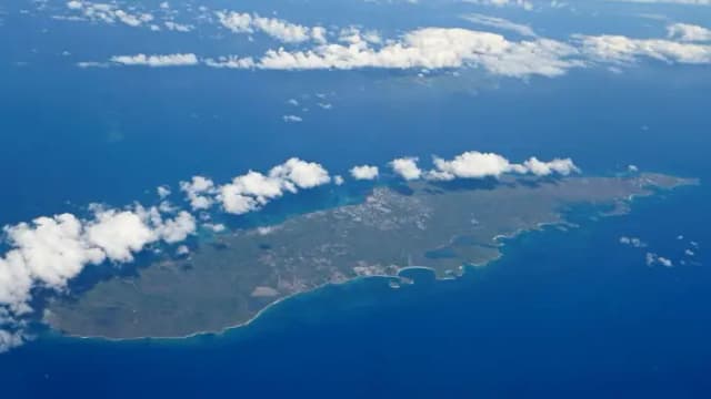 Investigan posible derrame de diésel en una playa de Puerto Rico