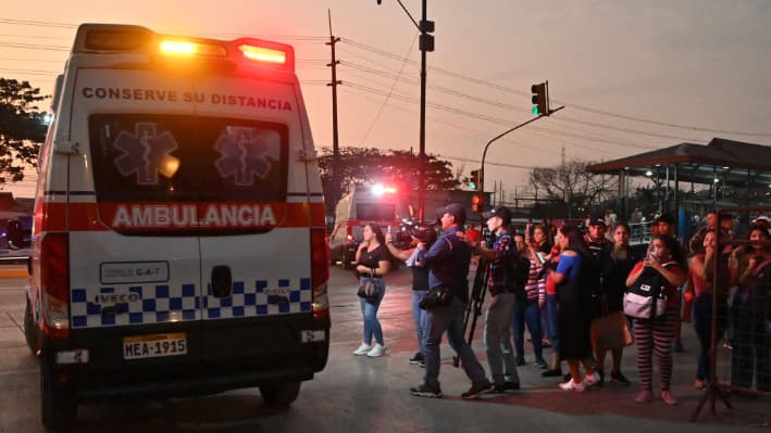 Una ambulancia sale de la Penitenciaría del Litoral Guayas 1 en Guayanquil, Ecuador, el 4 de diciembre de 2024. (Marcos Pin/AFP vía Getty Images)
