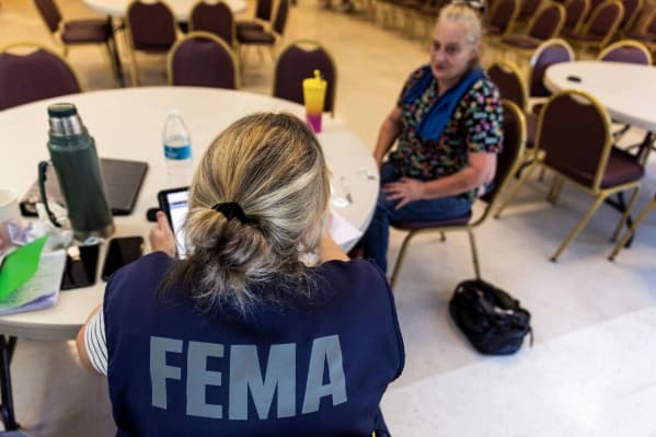 Exfuncionaria de la FEMA despedida por pago de un hotel a inmigrantes ilegales presenta demanda