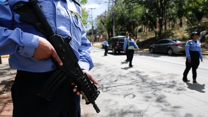 Agentes de la Policía Nacional realizan un operativo de seguridad este sábado 8 de marzo de 2025, en Tegucigalpa (Honduras). EFE/ Gustavo Amador