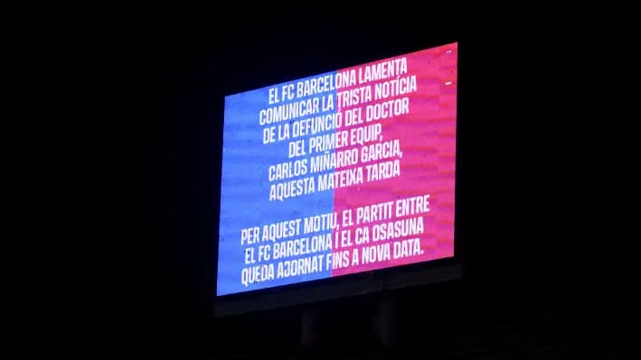 El tablero LED muestra un mensaje que detalla por qué se pospuso el partido luego de la muerte del médico del primer equipo Carles Miñarro Garciathe, antes del partido de La Liga EA Sports entre el FC Barcelona y el CA Osasuna en el Estadi Olimpic Lluis Companys el 8 de marzo de 2025 en Barcelona, ​​​​España. (David Ramos/Getty Images)