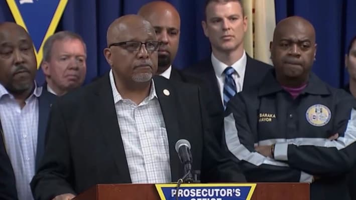 El fiscal del condado de Essex, Theodore N. Stephens, II, ofrece una conferencia de prensa en Newark, Nueva Jersey, el 8 de marzo de 2025.   (WABC-TV vía AP)