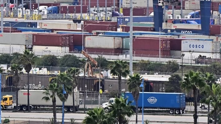 Contenedores de carga apilados en el puerto de Long Beach, en Long Beach, California, el 5 de marzo de 2025. (Frederic J. Brown/AFP vía Getty Images)