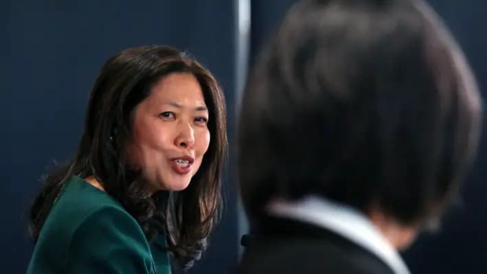 Mary Ng (izq.), ministra canadiense de Comercio Internacional, Promoción de Exportaciones, Pequeñas Empresas y Desarrollo Económico, habla durante una conferencia de prensa con la embajadora comercial de Estados Unidos, Katherine Tai, en Ottawa, Canadá, el 5 de mayo de 2022. (DAVE CHAN/AFP vía Getty Images)