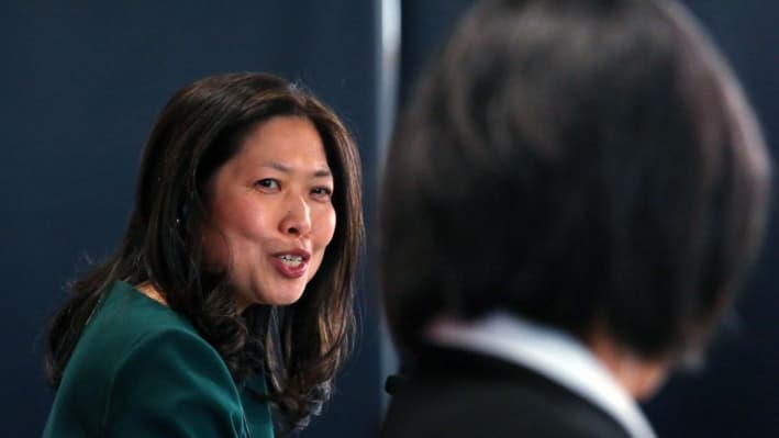 Mary Ng (izq.), ministra canadiense de Comercio Internacional, Promoción de Exportaciones, Pequeñas Empresas y Desarrollo Económico, habla durante una conferencia de prensa con la embajadora comercial de Estados Unidos, Katherine Tai, en Ottawa, Canadá, el 5 de mayo de 2022. (DAVE CHAN/AFP vía Getty Images)