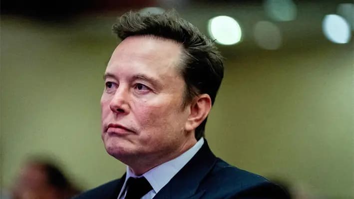 Elon Musk, director ejecutivo de Tesla y propietario de X, escucha mientras el presidente electo Donald Trump habla durante una reunión con los republicanos de la Cámara de Representantes en el hotel Hyatt Regency de Washington el 13 de noviembre de 2024. (Allison Robbert/Pool vía Reuters)
