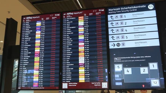 Panel informativo que muestra las cancelaciones de vuelos, este lunes 10 de marzo de 2025 en el aeropuerto de Berlín (Alemania). EFE/ Lucas Rubio Albizu