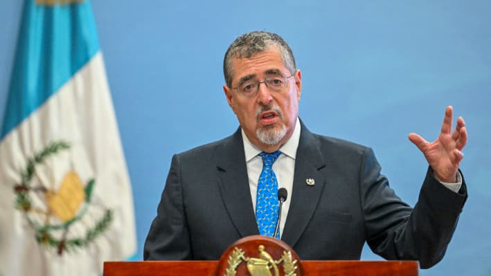 El presidente de Guatemala, Bernardo Arévalo, habla durante una conferencia de prensa en el Palacio de la Cultura en la Ciudad de Guatemala (Guatemala) el 17 de febrero de 2025. (Johan Ordonez/AFP vía Getty Images)