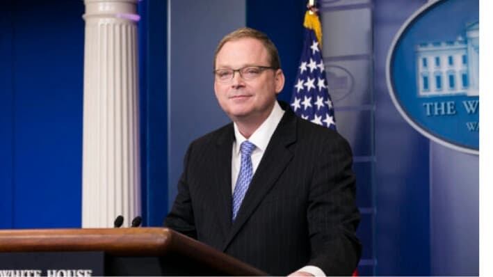 Kevin Hassett, presidente del consejo de asesores económicos, habla en la sesión informativa de la Casa Blanca en Washington el 17 de noviembre de 2017. Charlotte Cuthbertson/The Epoch Times