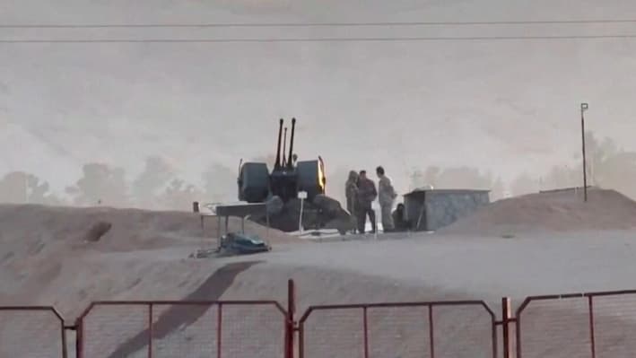 Personal militar hace guardia en una instalación nuclear en el área de Zardanjan, en Isfahán, Irán, el 19 de abril de 2024, en esta captura de pantalla. (Agencia de Noticias de Asia Occidental vía Reuters)
