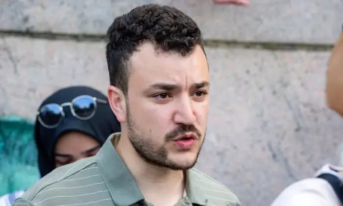 El estudiante Mahmoud Khalil habla en el campus de la Universidad de Columbia en Nueva York, en una acampada de protesta pro-palestina, el 29 de abril de 2024. (Ted Shaffrey/Foto AP)
