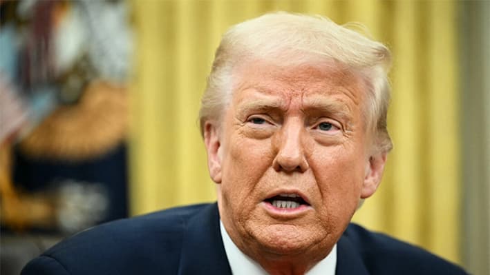 El presidente de EE. UU., Donald Trump, habla mientras se prepara para firmar órdenes ejecutivas en el Despacho Oval de la Casa Blanca en Washington, D. C., el 6 de marzo de 2025. (MANDEL NGAN/AFP a través de Getty Images)
