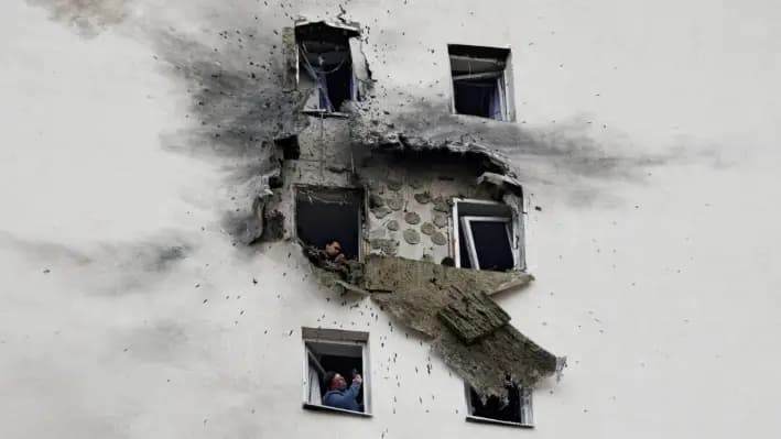 Un edificio residencial de varios pisos resultó dañado en un reciente ataque con drones ucranianos, según las autoridades locales, en el curso del conflicto entre Rusia y Ucrania, en Vidnoye, región de Moscú, Rusia, el 11 de marzo de 2025. (Stringer/Reuters)