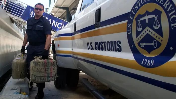 Agentes de Operaciones Aéreas y Marítimas (AMO) de Aduanas y Protección Fronteriza (CBP, en inglés) informaron este martes de que decomisaron 155 kilos de cocaína, valorada en 2.7 millones de dólares. Imagen de archivo. EFE/Ricardo Figueroa
