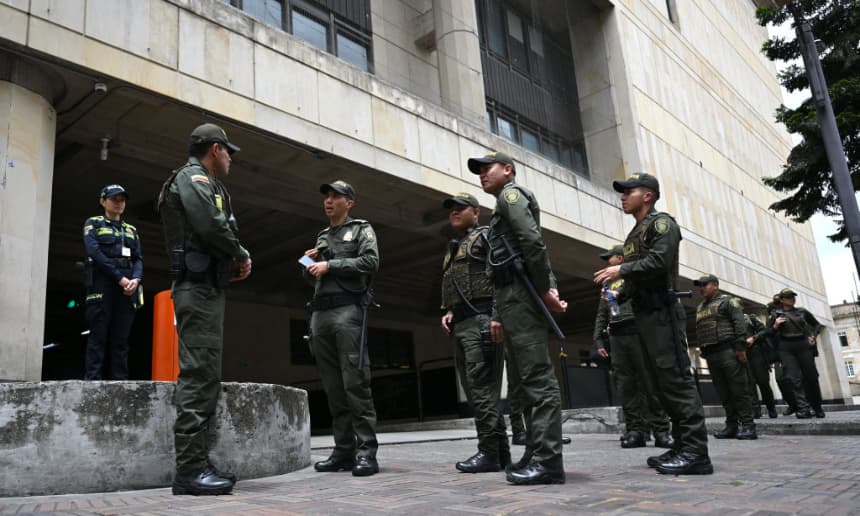 La policía colombiana se ve en la sede de la Corte Suprema de Justicia en Bogotá, en una foto de archivo. (Raul Arboleda/AFP vía Getty Images)