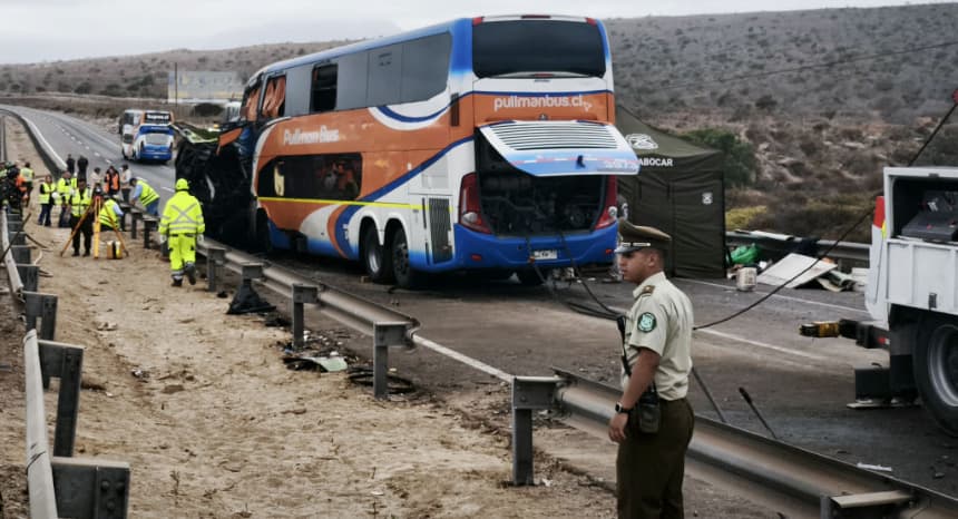 Bomberos y policías trabajan en el lugar de un choque de cuatro autobuses de pasajeros en la Ruta 5 norte, cerca de la ciudad de Coquimbo, Chile, el 11 de marzo de 2025. (Carlos Ruiz/AFP vía Getty Images)