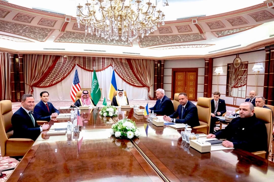 EE. UU. reanudará la ayuda a Ucrania tras aceptar un alto el fuego de 30 días