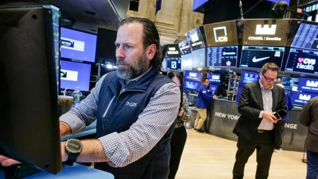 Las acciones estadounidenses amplían la venta mientras Trump aumenta aranceles a metales de Canadá