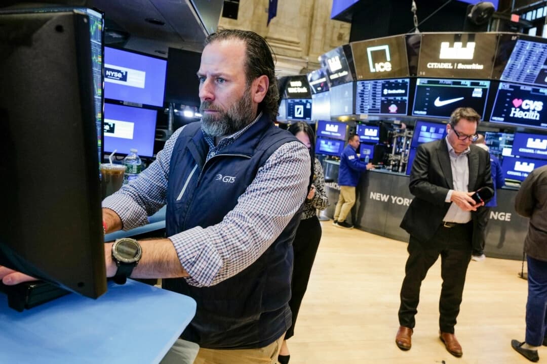 Los operadores trabajan en el parqué de la Bolsa de Nueva York, en la ciudad de Nueva York, el 7 de marzo de 2025. (Spencer Platt/Getty Images)
