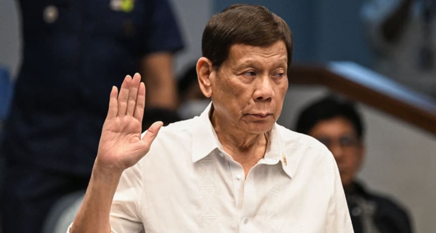 El expresidente filipino Rodrigo Duterte presta juramento mientras asiste a una investigación del Senado sobre la guerra contra las drogas durante su administración, en Manilac (Filipinas), el 28 de octubre de 2024. (Jam Sta Rosa/AFP vía Getty Images)