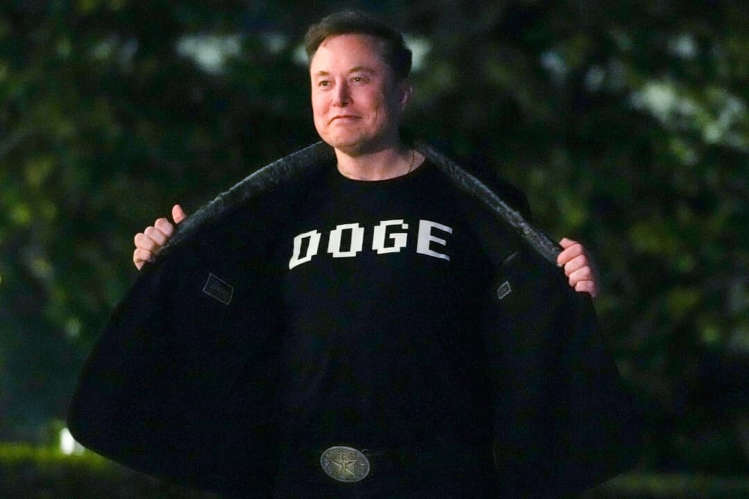 Elon Musk luce una camiseta que dice "DOGE" mientras camina por el jardín sur de la Casa Blanca después de bajar del Marine One a su llegada a la Casa Blanca el 9 de marzo de 2025. (Oliver Contreras/AFP a través de Getty Images)

