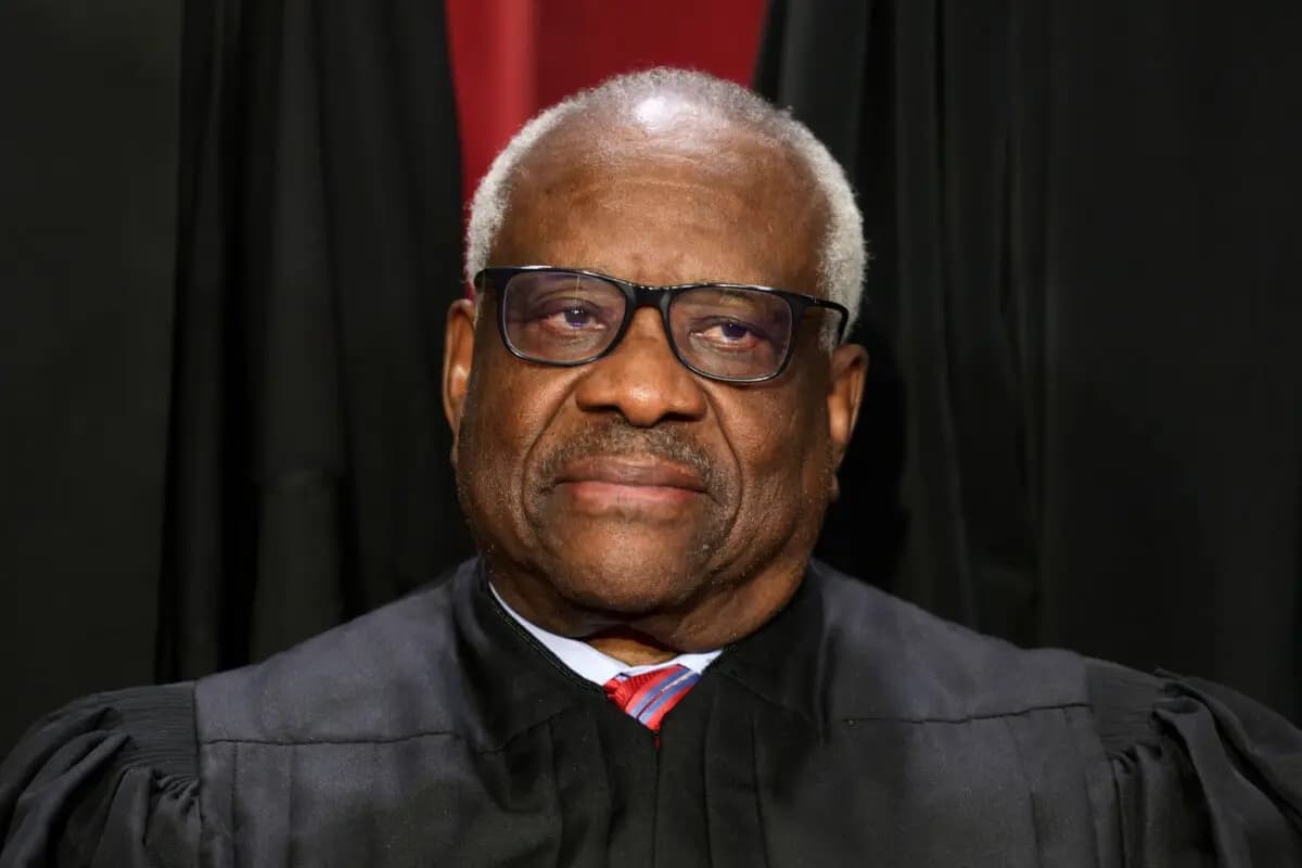 El juez asociado de la Corte Suprema Clarence Thomas posa para un retrato oficial en la Sala de Conferencias Este del edificio de la Corte Suprema en Washington el 7 de octubre de 2022. (Alex Wong/Getty Images)