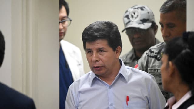 El expresidente de Perú (2021-2022) Pedro Castillo hace un gesto a su llegada a la audiencia de apertura del juicio oral contra él y tres exministros de su gobierno, en la sala de audiencias de la Dirección de Operaciones Especiales de la Policía Nacional (DINOES) en Lima (Perú) el 4 de marzo de 2025. (Ernesto Benavides/AFP vía Getty Images)