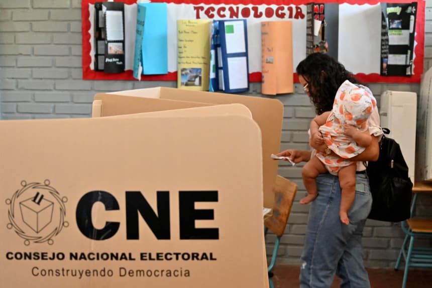 Una mujer con su bebé se prepara para emitir su voto durante las elecciones primarias y locales, en Tegucigalpa (Honduras), el 9 de marzo de 2025. (Orlando Sierra/AFP vía Getty Images)