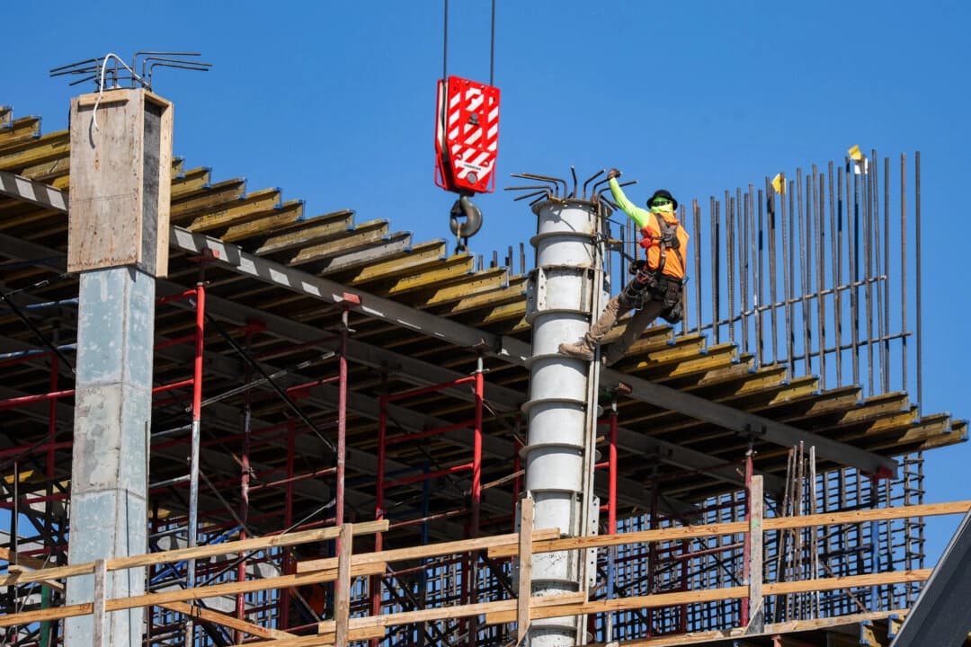 Un trabajador de la construcción ayuda a cimentar una columna de soporte utilizando barras de refuerzo de acero durante la edificación de una torre de condominios en Miami, Florida, el 10 de febrero de 2025. (Joe Raedle/Getty Images)