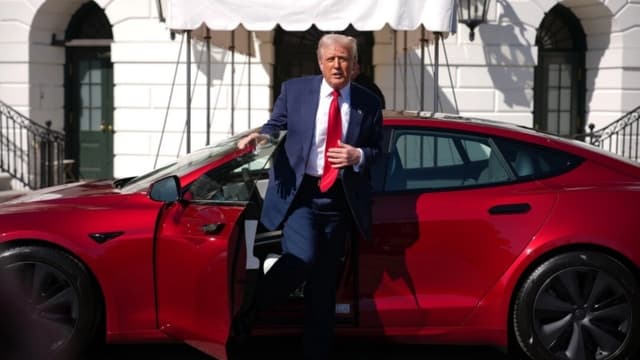 Trump afirma que no ve posibilidad de recesión y no le preocupa la caída del mercado