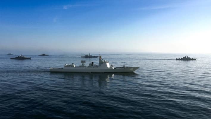 Esta foto, proporcionada por la Oficina del Ejército Iraní el 11 de marzo de 2025, muestra al destructor de misiles guiados Baotou (133) de la Armada del Ejército Popular de Liberación de China durante ejercicios militares conjuntos entre Irán, Rusia y China en el Golfo de Omán. (Oficina del Ejército Iraní/AFP vía Getty Images)