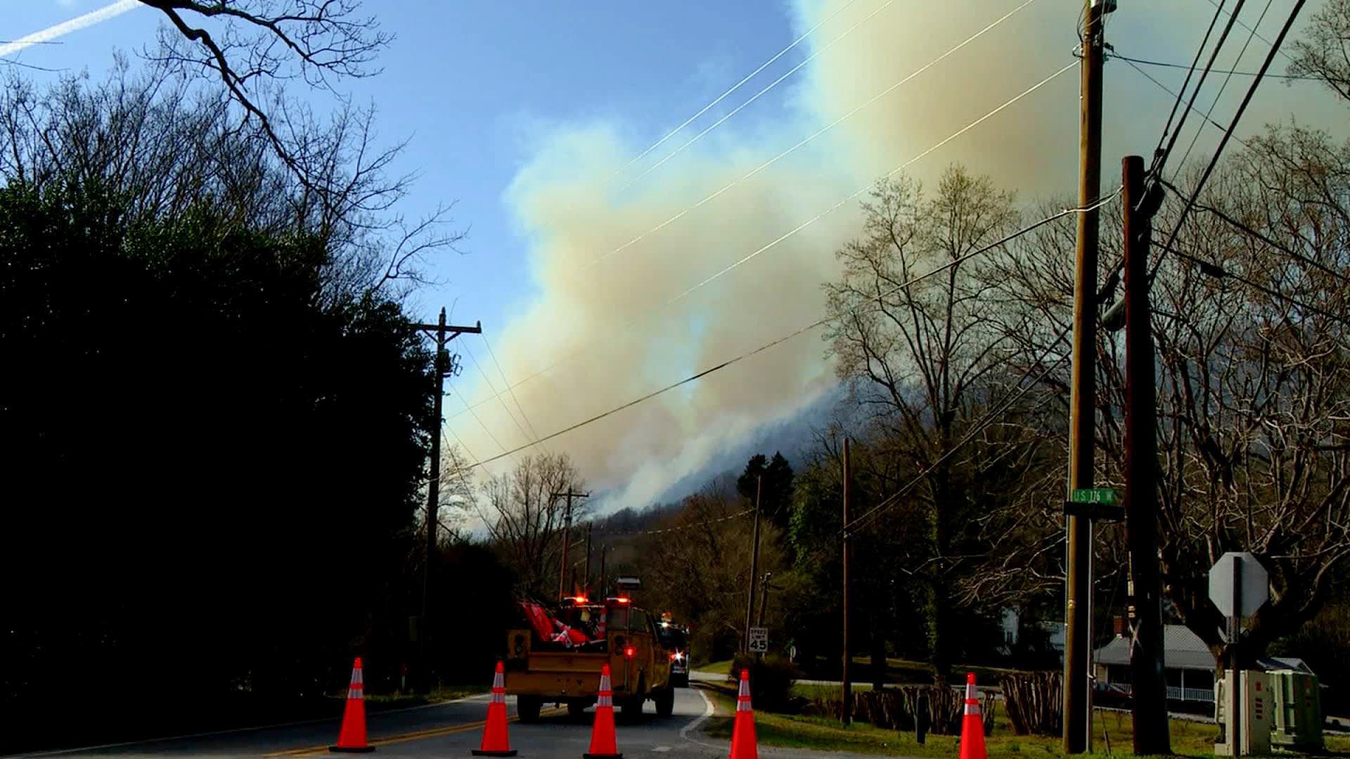 Bomberos combaten dos incendios forestales en el condado de Buncombe, Carolina del Norte, el 1 de marzo de 2025. (WLOS a través de CNN Newsource).