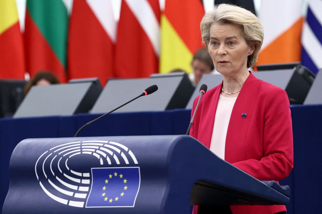 La presidenta de la Comisión Europea, Ursula von der Leyen, interviene durante un debate sobre medidas decisivas urgentes y un apoyo inquebrantable a Ucrania, en el marco de una sesión plenaria del Parlamento Europeo, en Estrasburgo, este de Francia, el 11 de marzo de 2025. (FREDERICK FLORIN/AFP vía Getty Images)