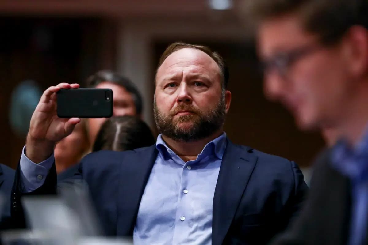 El fundador de InfoWars, Alex Jones, toma fotos en una audiencia para examinar el uso de las plataformas de redes sociales por parte de las operaciones de influencia extranjera ante el Comité de Inteligencia en el Capitolio de Washington el 5 de septiembre de 2018. (Samira Bouaou/The Epoch Times)