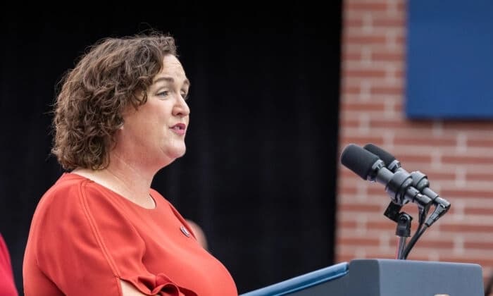 La exrepresentante de California Katie Porter anuncia su candidatura a la gobernación