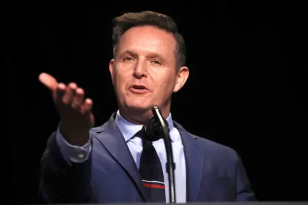 Mark Burnett, la mente creativa detrás de "The Apprentice", presenta al presidente Donald Trump en el Desayuno Nacional de Oración en Washington el 2 de febrero de 2017. (Win McNamee/Getty Images)