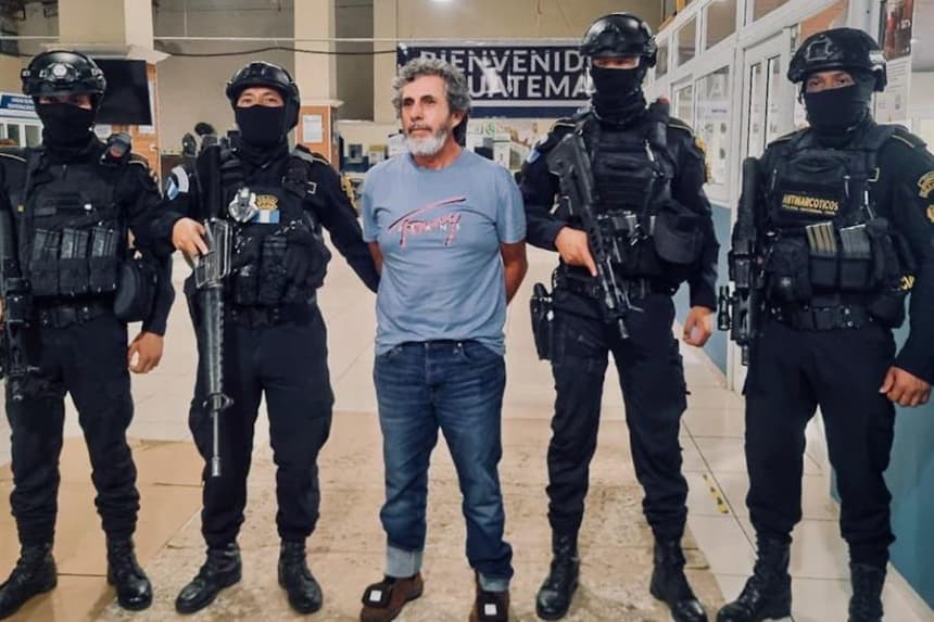 Fotografía cedida donde se ve al narcotraficante, Baldomero Samayoa, alias Chicharra (c) custodiado por miembros de la Policía Antinarcóticos de Guatemala este 12 de marzo de 2025, en Ciudad de Guatemala (Guatemala). EFE/ Ministerio de Gobernación de Guatemala