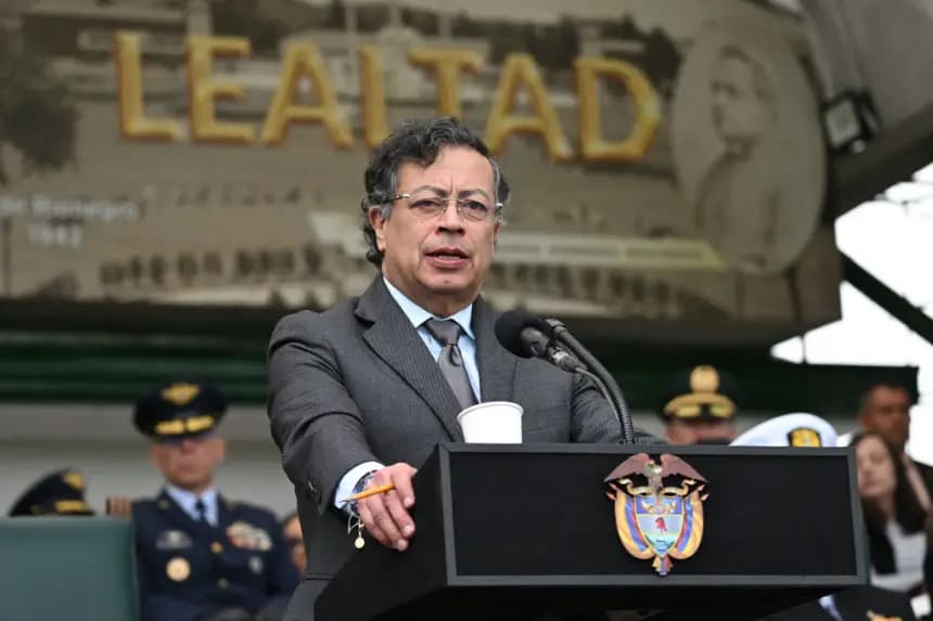 El presidente de Colombia, Gustavo Petro, pronuncia un discurso ante el nuevo ministro de Defensa, el general Pedro Sánchez (fuera de cuadro), durante una ceremonia de reconocimiento de tropas en la Escuela Militar de Cadetes José María Córdova en Bogotá, el 11 de marzo de 2025. (Raul Arboleda/AFP vía Getty Images)