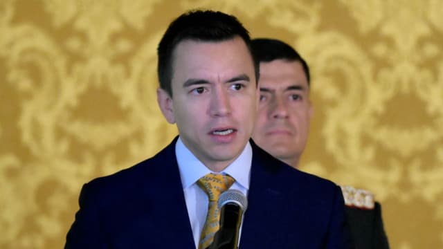 El presidente de Ecuador, Daniel Noboa, habla durante la ceremonia de cambio de jefes de las fuerzas armadas en el Palacio de Carondelet en Quito el 30 de noviembre de 2023. (Rodrigo Buendia/AFP vía Getty Images)